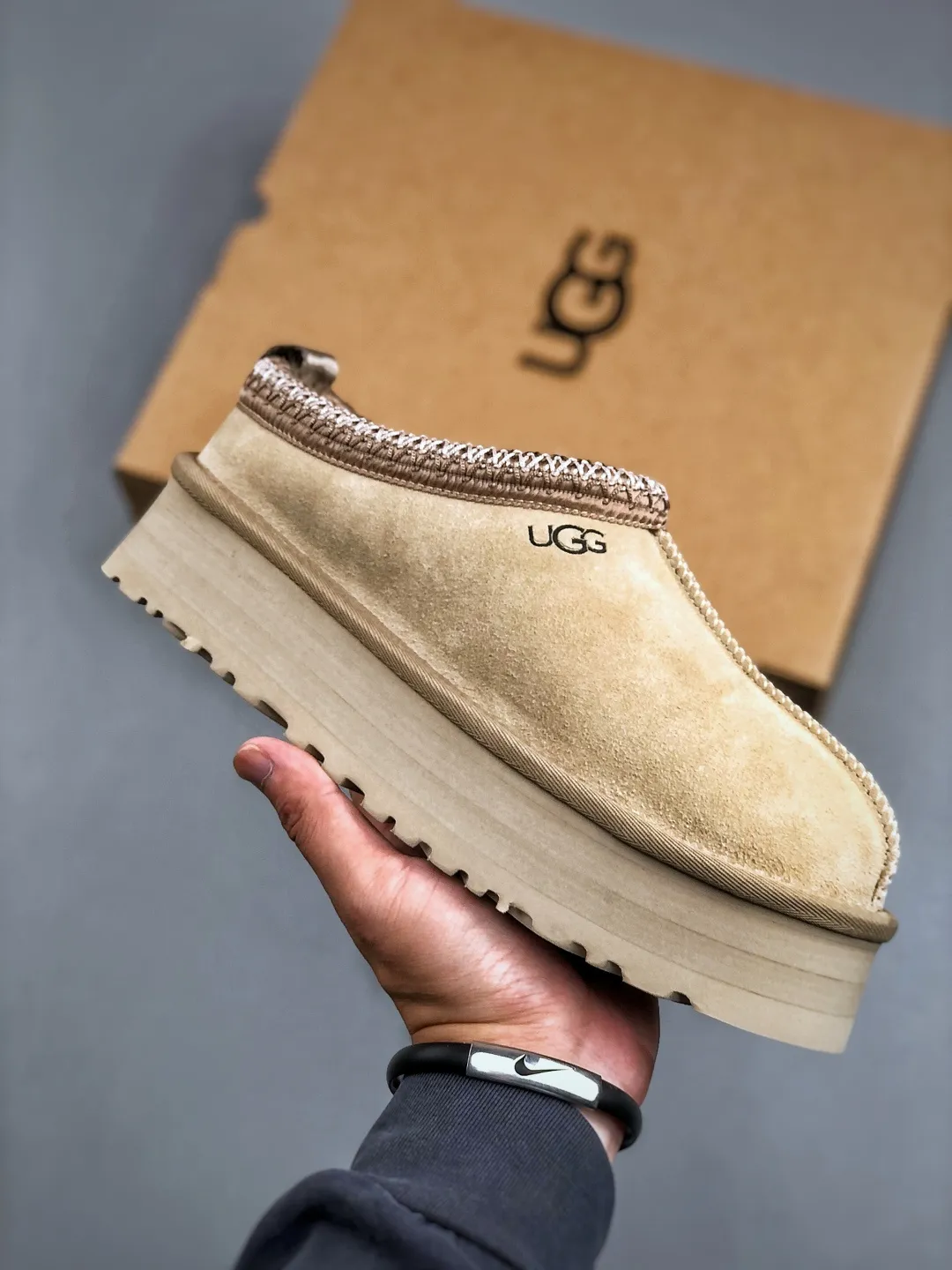 Local self-pickup💰560 supports store placement. The top version on the market. UGG Tazz ethnic style thick-soled women's model. Xiaohongshu's hot model. Produced by a major foreign trade factory in Guangzhou. From toe to insole, genuine sheep fur. Independent outer box packaging. Chip. With waterproof technology. Differentiating from any version on the market. 5cm thick sole. Independently developed original outsole. Cashmere insole. Keep warm when going out in winter. It is a very suitable choice for home use. In the new year, uug has launched a style series, which is partially biased towards the preferences of young consumers. It has also moved to the forefront of fashion trends. Shoe body material. Water-repellent coated suede upper. 17mm UGGPURE™ implanted wool insole. Lightweight non-slip and comfortable rubber outsole. With brand LOGO. With full packaging. Size: 35-40